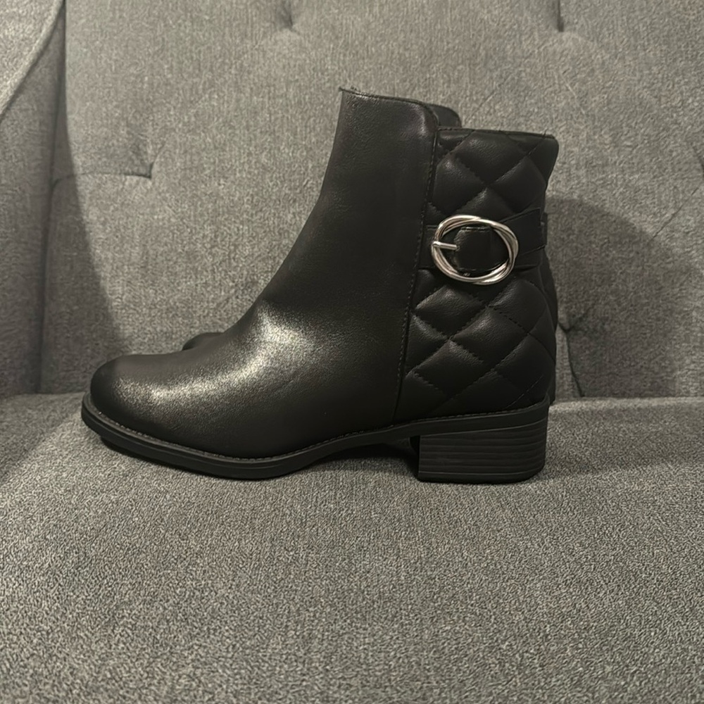 Avenue/Evans Black Quilted Ankle Boots/Booties Size 8 Wide